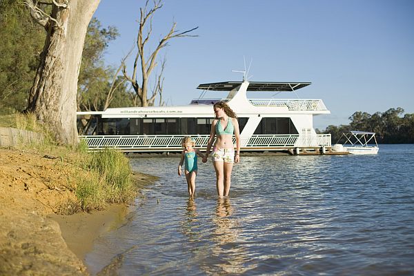 Family walk by the banks of the Murray River at Mildura